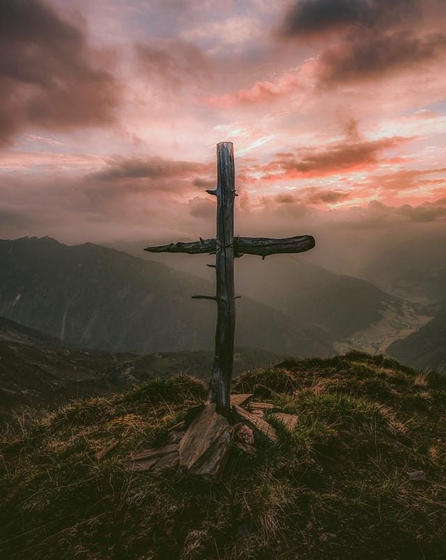 eberhard-grossgasteiger-CytHrRFp2wU-unsplash the cross
